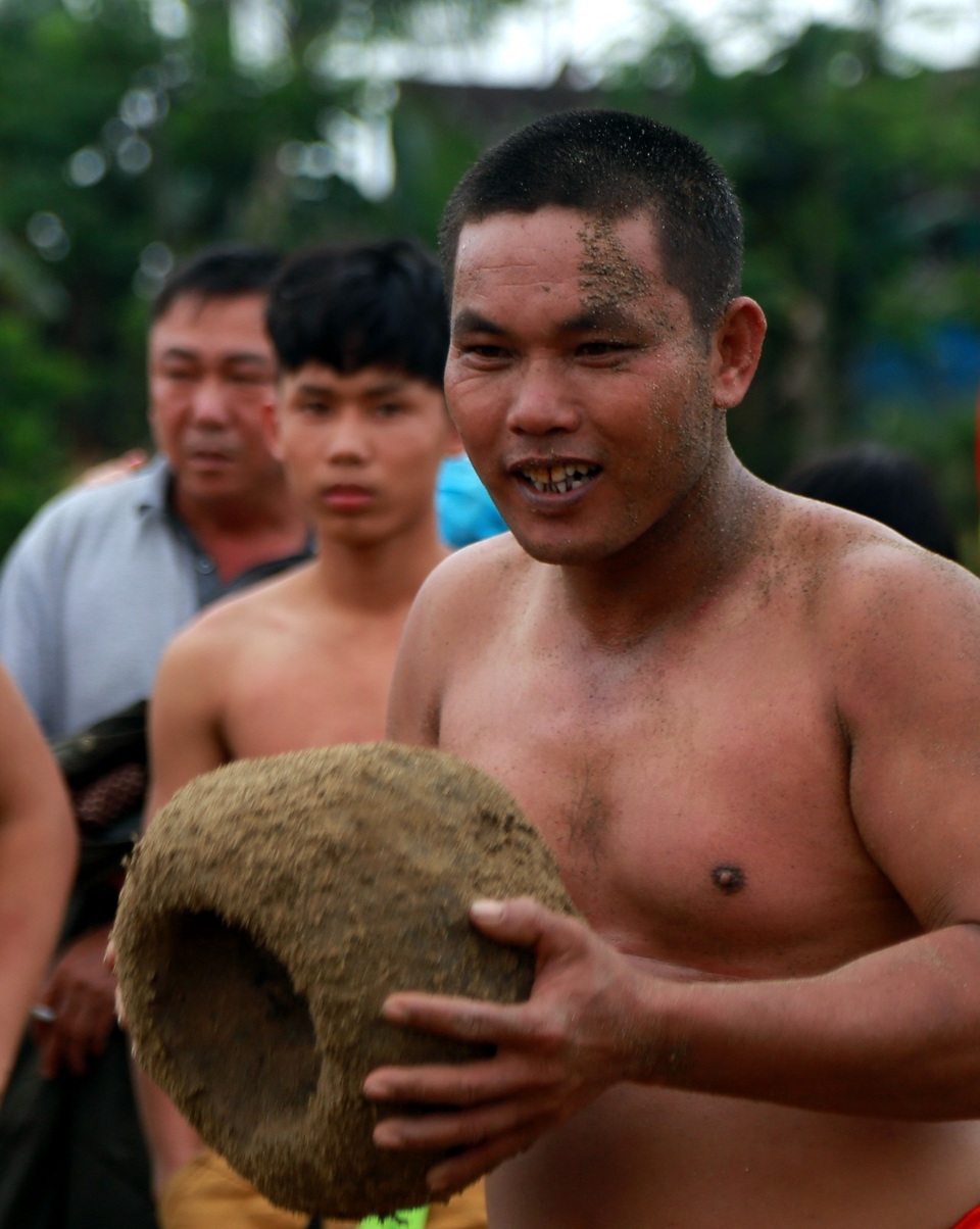 Kịch tính trò chơi vật cù ở lễ hội đền Bạch Mã - 24 Quả cù lớn được đội chơi tranh nhau...