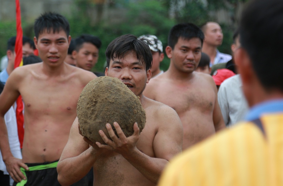 Kịch tính trò chơi vật cù ở lễ hội đền Bạch Mã - 25 Ngày xưa, người Thanh Chương thường vật cù trên bãi cát ven sông Lam, có cù nước và cù cạn, nay chỉ còn chơi cù cạn. Vật cù, đòi hỏi phải có sức khỏe, sự nhanh nhẹn và một chút tinh thông mưu mẹo.
