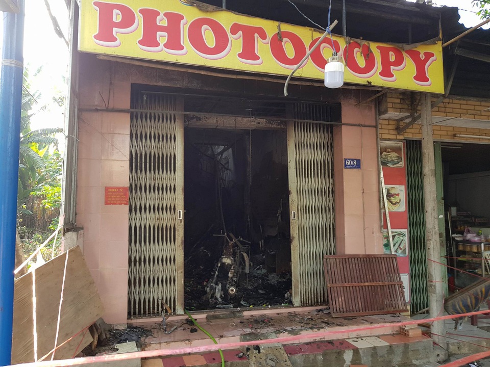 Cháy tiệm photocopy ở TPHCM, bé trai 2 tuổi tử vong - 2 Hiện trường vụ cháy sáng nay