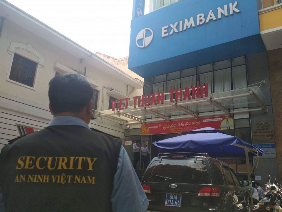 Chi nhánh Eximbank tại TPHCM bị khám xét, 2 nhân viên bị bắt tại chỗ - 1
Sáng 26/3, cơ quan cảnh sát điều tra Bộ Công an phối hợp với các đơn vị liên quan tổ chức khám xét Ngân hàng Thương mại CP Xuất nhập khẩu Việt Nam (Eximbank) – chi nhánh TPHCM (Ảnh: Đình Thảo)