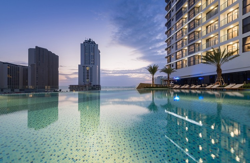 Vinpearl khai trương khách sạn nội đô đầu tiên tại Nha Trang - 4
Từ bể bơi tầng 6, du khách có thể thưởng ngoạn tầm nhìn khoáng đạt ra thành phố và vịnh Nha Trang xanh mát