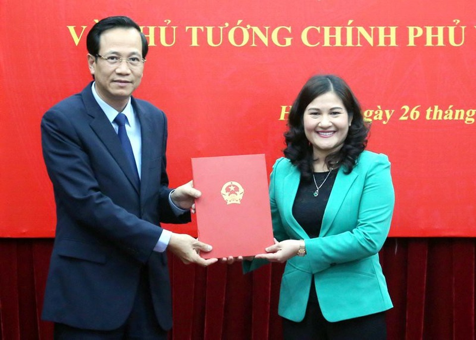 Công bố quyết định luân chuyển Thứ trưởng Bộ LĐ-TB&XH và Phó Bí thư Tỉnh uỷ Bắc Ninh - 2
Bộ trưởng Bộ LĐ-TB&XH Đào Ngọc Dung trao quyết định bổ nhiệm chức danh Thứ trưởng tới bà Nguyễn Thị Hà.