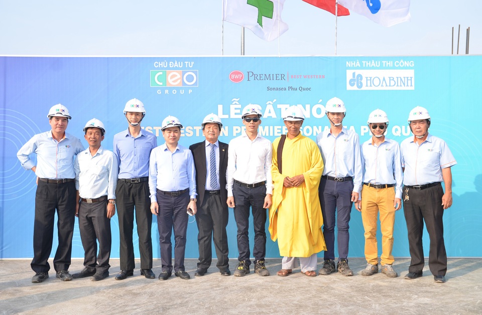 Tập đoàn CEO chính thức cất nóc dự án nghỉ dưỡng 5 sao Best Western Premier Sonasea Phu Quoc - 1 Đại diện của chủ đầu tư - Tập đoàn CEO, đơn vị thi công - Hòa Bình Corporation và Ban quản lý dự án Best Western Premier Sonasea Phu Quoc thực hiện nghi lễ cất nóc.