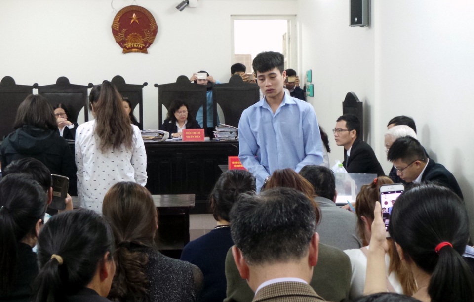 Vụ cháy quán karaoke 13 người chết: Chủ quán bị đề nghị 10-11 năm tù - 3 Thợ hàn Hoàng Văn Tuấn khóc, xin lỗi gia đình các nạn nhân.