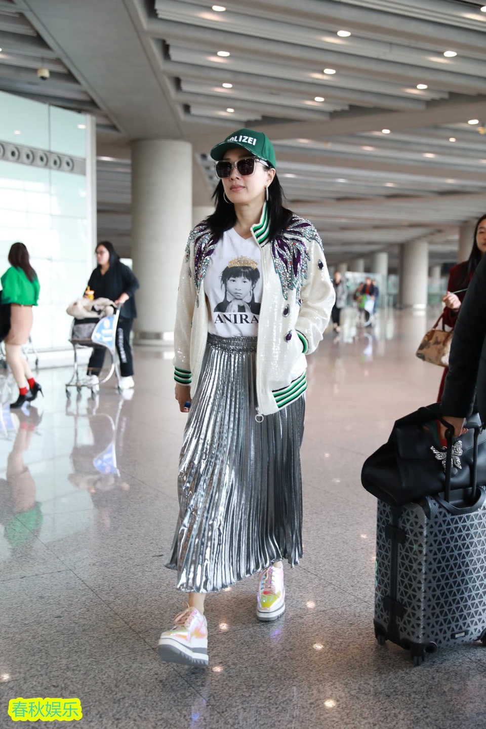 Chung Lệ Đề và chồng kém 12 tuổi hạnh phúc sánh đôi - 11
Ngôi sao 47 tuổi được xem là một trong những ngôi sao sành điệu nhất làng giải trí Hoa ngữ.