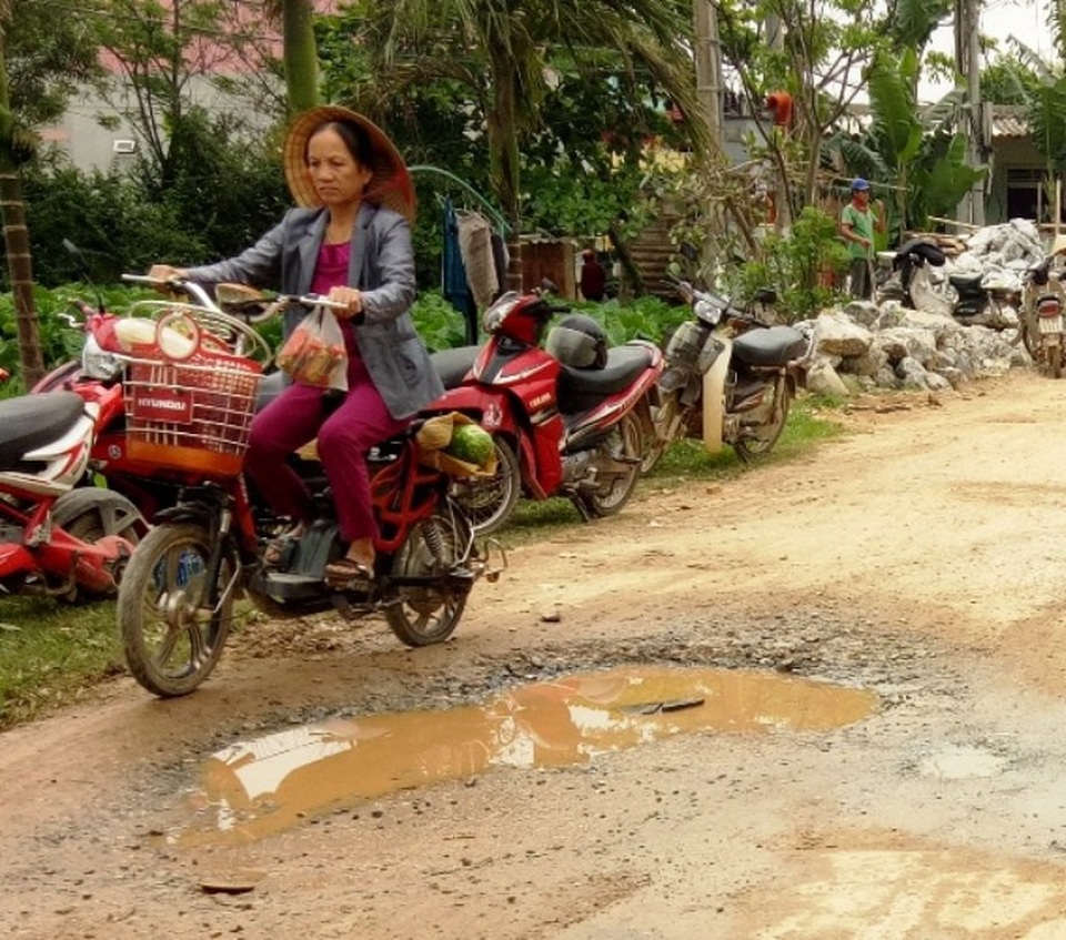 Quảng Bình: Dân kêu trời vì đường xuống cấp nghiêm trọng! - 2 Về mùa mưa những ổ gà, ổ voi tạo thành những vũng nước sâu, rất nguy hiểm cho người tham gia giao thông