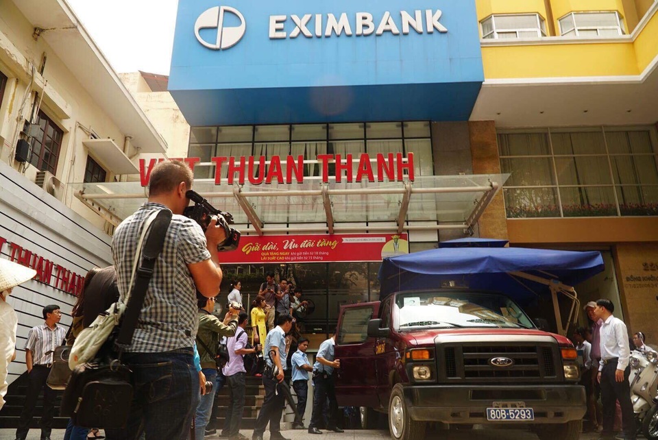 Chi nhánh Eximbank tại TPHCM bị khám xét, 2 nhân viên bị bắt tại chỗ - 3
Một người bị bắt ngay trong quá trình khám xét. Ảnh: Đình Thảo