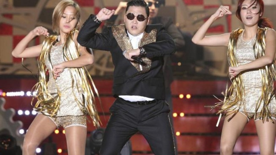Ngôi sao “Gangnam Style” có thể biểu diễn trong chương trình lịch sử tại Triều Tiên - 1 Ca sĩ Psy (giữa) trình diễn ca khúc Gangnam Style (Ảnh: SCMP)