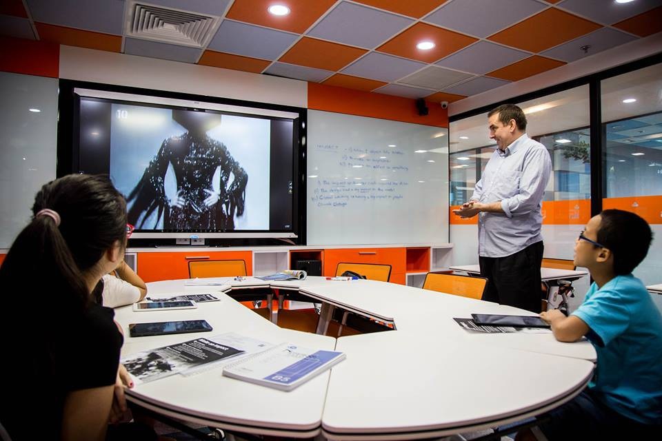 
Một giờ học đầy hứng khởi tại Học viện Anh ngữ 5 sao Atlantic với các thiết bị hỗ trợ hiện đại như máy tính bảng cho từng học viên, smartboard.
