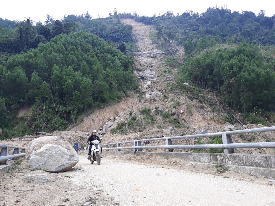 Hàng trăm ngàn m3 đất đá "treo" trên đầu người dân - 3 Nhiều tảng đá lớn vẫn còn nằm ngổn ngang trên đường