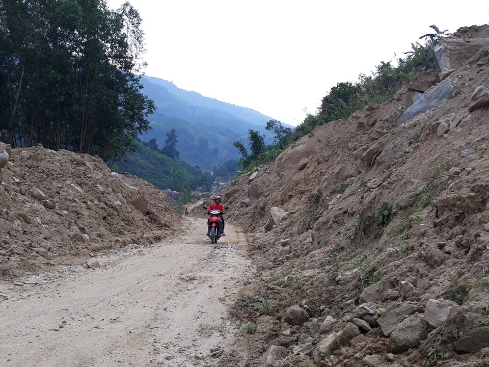 Hàng trăm ngàn m3 đất đá "treo" trên đầu người dân - 6 Đây là tuyến đường duy nhất nối liền trung tâm huyện với xã Trà Xinh nên có hàng trăm người dân qua lại mỗi ngày