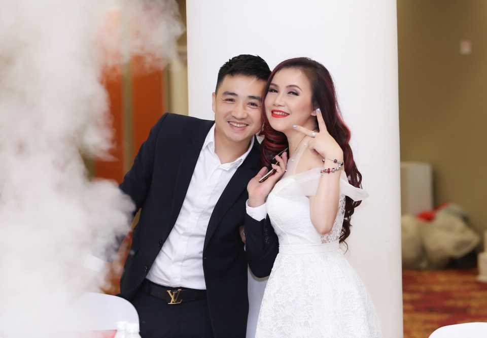 Diễn viên 4 lần kết hôn tiết lộ cách giữ chân chồng kém tuổi - 1 Hoàng Yến và chồng trẻ trong sinh nhật mừng tuổi 42.