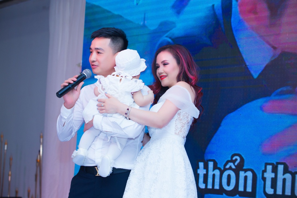 Diễn viên 4 lần kết hôn tiết lộ cách giữ chân chồng kém tuổi - 3 Vợ chồng Hoàng Yến hạnh phúc bên cô con gái nhỏ.