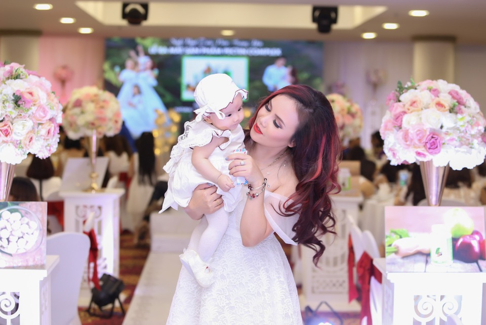 Diễn viên 4 lần kết hôn tiết lộ cách giữ chân chồng kém tuổi - 4 Hoàng Yến cùng con gái.