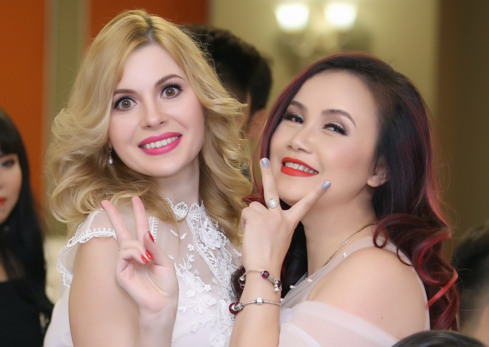 Diễn viên 4 lần kết hôn tiết lộ cách giữ chân chồng kém tuổi - 5 Nữ diễn viên xì tin cùng bạn trong tiệc mừng.