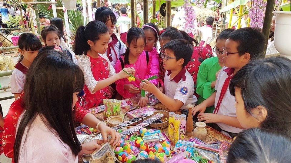 Học sinh cấp 1 thích thú trong phiên chợ quê cố đô Huế - 8 Các em học sinh tự buôn bán