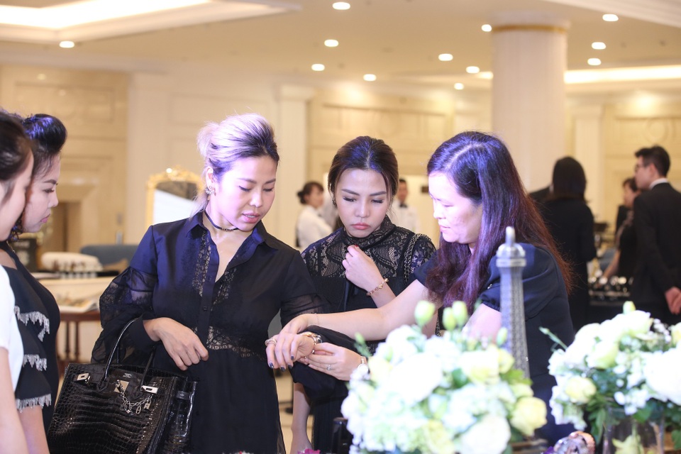 Korloff ra mắt bộ sưu tập 2018 - Vườn thượng uyển Luxembourg - 1
Khách mời đang trải nghiệm sản phẩm Đồng hồ và Trang sức Korloff