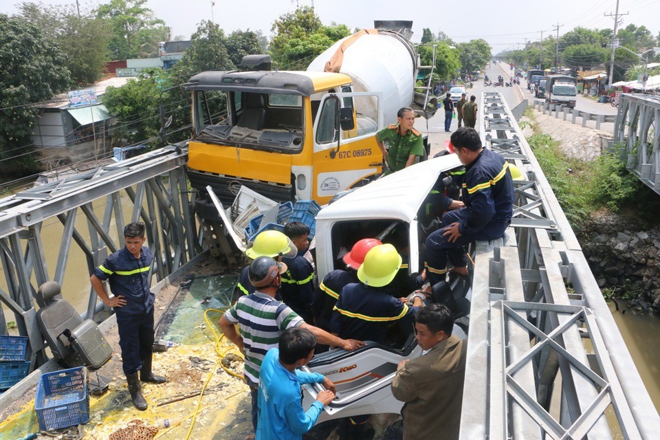 Xe bồn tông xe tải, cả hai nát bét trên cầu - 1 Hiện trượng vụ xe bồn va chạm với xe tải ngay trên cầu Ông Cò (ấp Vĩnh Hiệp, xã Vĩnh Khánh, huyện Thoại Sơn)