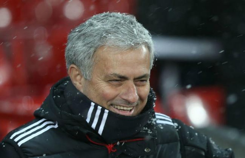 HLV Carlos Carvalhal cho rằng HLV Mourinho chỉ hạnh phúc khi... gây chiến