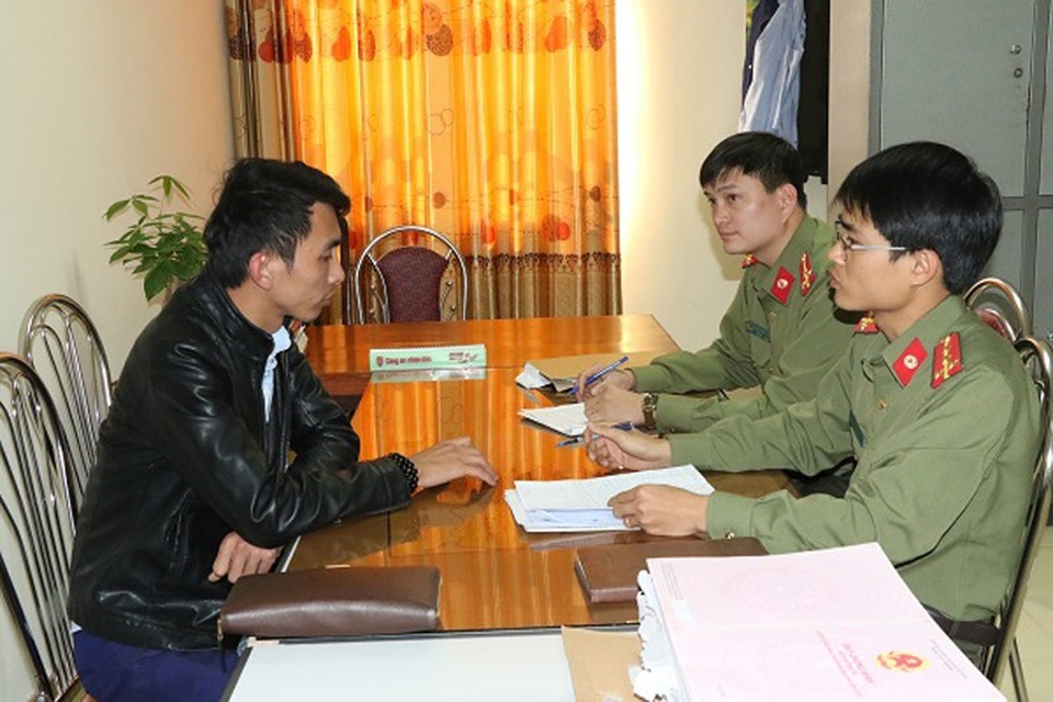 Trót tin vào giám đốc “dẻo miệng”, nhiều hộ dân ăn quả đắng - 1 Cán bộ PA81 Công an Hà Tĩnh thẩm vấn Lê Văn Phú về các nội dung tố cáo lừa đảo của người dân