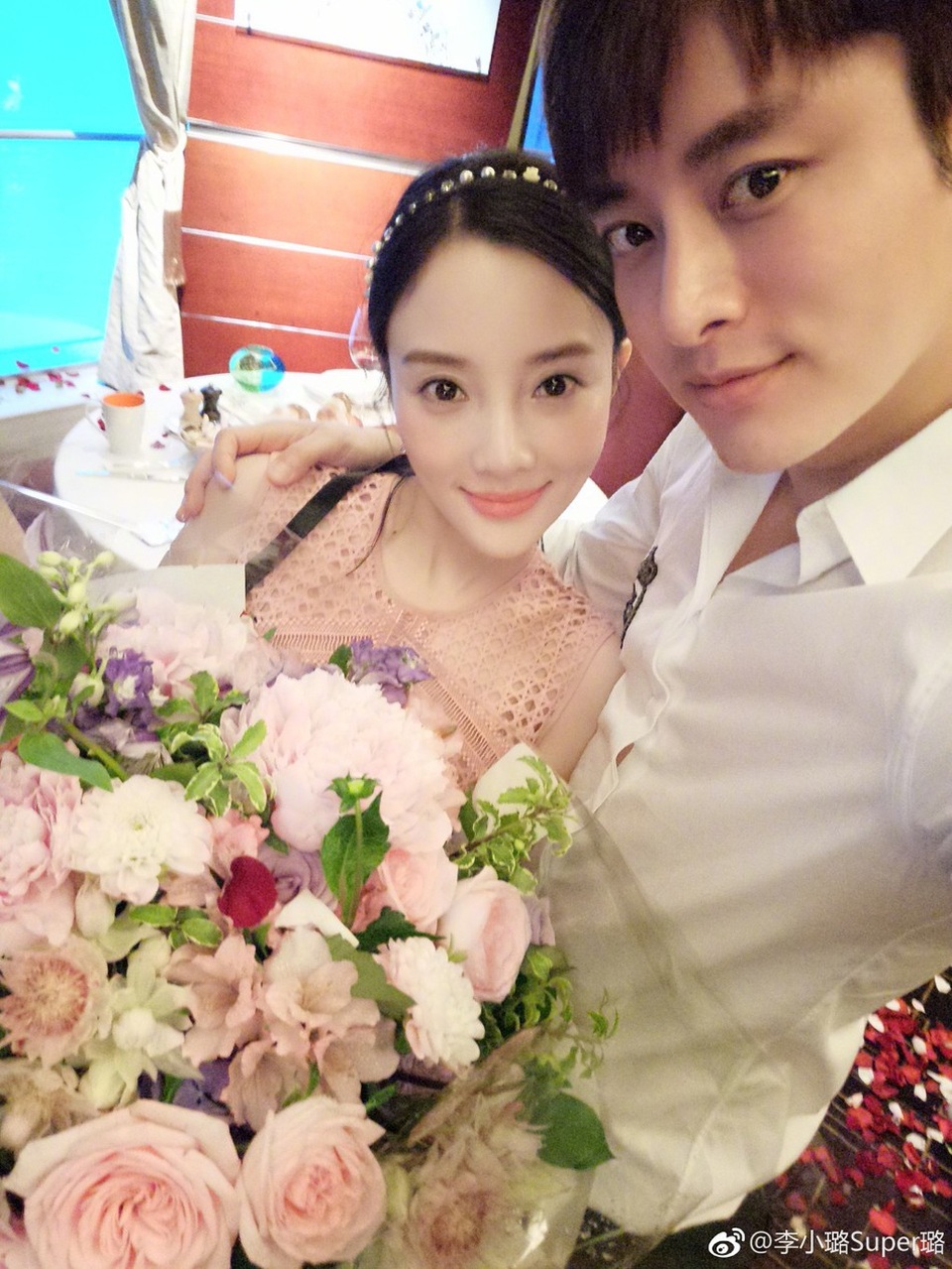 Lý Tiểu Lộ xuất hiện vui vẻ bên con gái sau nghi vấn đã ly hôn Giả Nãi Lượng - 1
Lý Tiểu Lộ và Giả Nãi Lượng là một trong những cặp đôi nổi tiếng nhất làng giải trí Hoa ngữ. Hai người làm đám cưới vào năm 2012 sau 2 năm hò hẹn tìm hiểu.