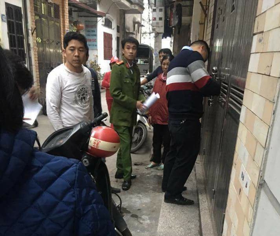 Hà Nội: Người vợ trẻ nghi bị chồng "cũ" tạt axit trước mặt con gái 8 tuổi - 2 Lực lượng chức năng có mặt ngay sau khi sự việc xảy ra.