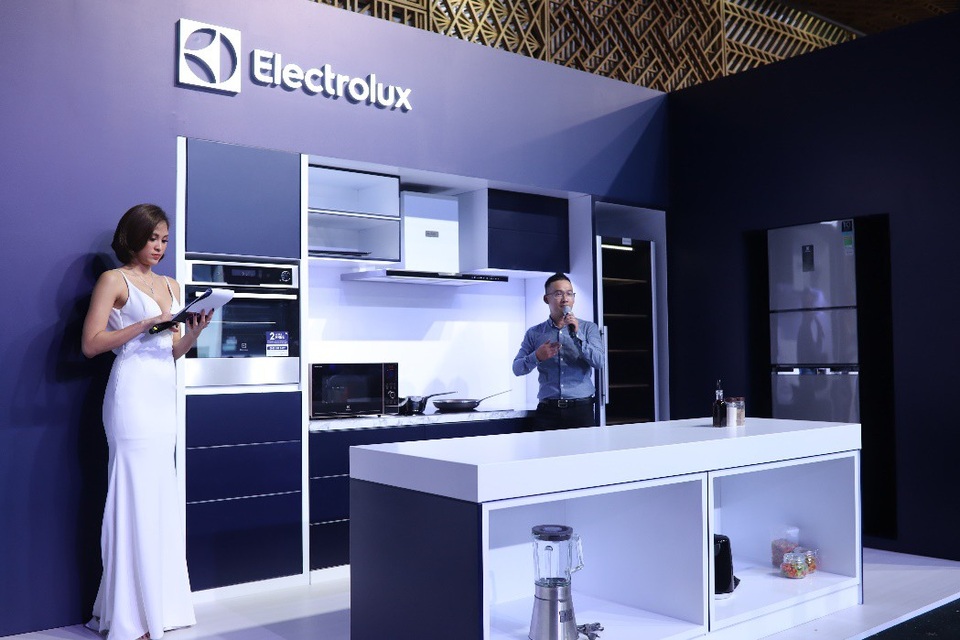 Trưởng nhãn hàng nhóm sản phẩm “Khơi nguồn đam mê ẩm thực” giới thiệu những tính năng thông minh của các thiết bị nhà bếp cho phép người dùng tiết kiệm rất nhiều công đoạn khi nấu nướng