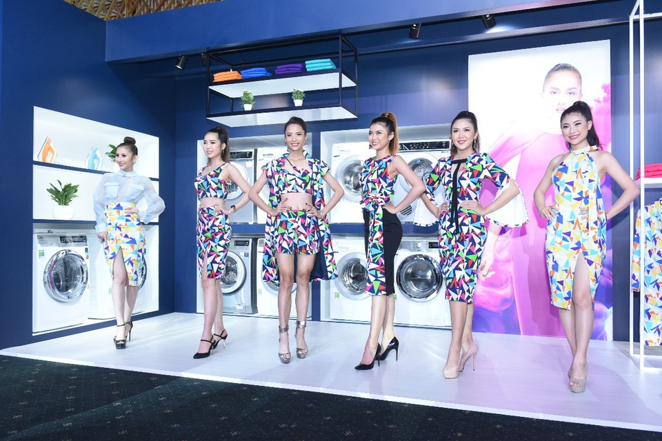 Sau khi nếm thử món ăn đặc biệt của đầu bếp Võ Quốc, khách mời hoàn toàn bất ngờ khi góc trưng bày sản phẩm đã ngay lập tức biến thành một sàn diễn thời trang với những bước catwalk của dàn chân dài trong những trang phục rực rỡ sắc màu tươi tắn được giữ màu bởi máy giặt Electrolux
