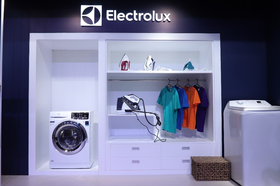 Với mong muốn tiết kiệm tối đa thời gian làm công việc nhà cho người sử dụng, nhóm sản phẩm “Chăm sóc nâng niu trang phục” của Electrolux như máy giặt, máy sấy, bàn ủi sẽ là người “cộng sự” đáng tin cậy nhất trong việc giặt giũ của mọi nhà, giữ cho áo quần luôn bền màu, sáng mới và giảm nếp nhăn.