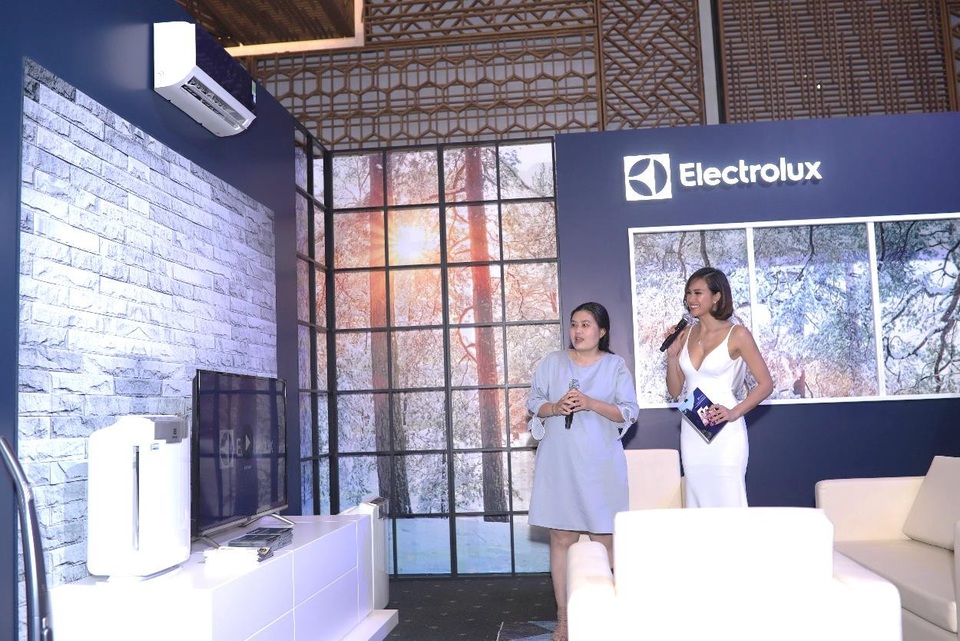 Nhằm biến không gian sống thành một “ốc đảo” trong lành, nhóm sản phẩm “Tận hưởng cuộc sống” như máy lạnh, máy hút bụi và máy lọc không khí đem lại bầu không khí tinh khiết và tươi mát cho những giây phút quây quần của cả gia đình