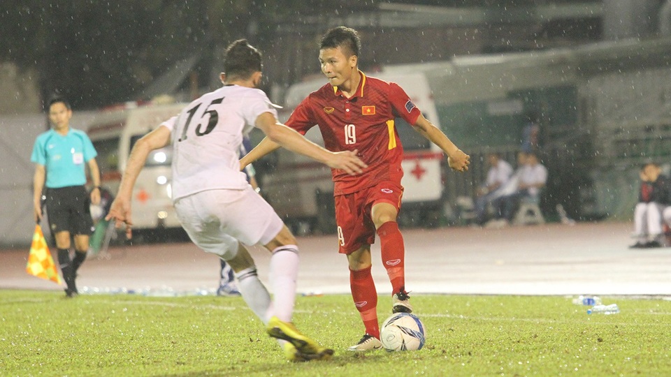 Văn Thanh và nhiệm vụ khóa chặt Quang Hải ở trận “nội chiến” U23 Việt Nam - 3 Nhiệm vụ của Quang Hải là chiến thắng những đồng đội từng sát cánh bên anh trong màu áo đội tuyển U23 Việt Nam, tại sân chơi V-League (ảnh: Trọng Vũ)