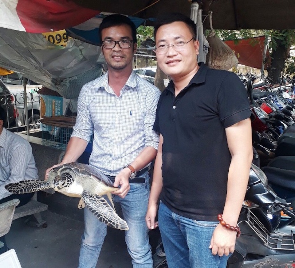 Bỏ tiền mua lại rùa biển quý hiếm nặng 10kg để thả về biển - 1 Anh Lê Khắc Long và anh Trần Thái Hạnh mang con rùa quý hiếm đến bàn giao cho Chi Cục Thủy sản – Sở Nông nghiệp và Phát triển nông thông TPHCM.