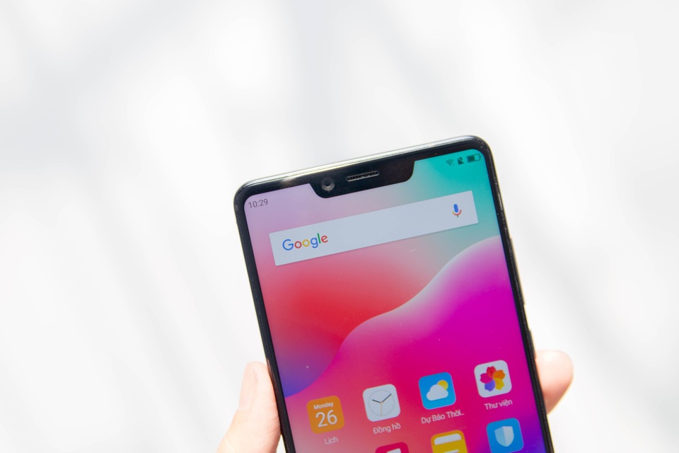 Tuy nhiên, bất ngờ hôm nay, một phiên bản thử nghiệm của Aquos S3 cũng đã có mặt tại Việt Nam. Theo nguồn tin riêng cho biết, Việt Nam là một trong những thị trường đầu tiên được chọn để giới thiệu sản phẩm mới nhất của hãng này.