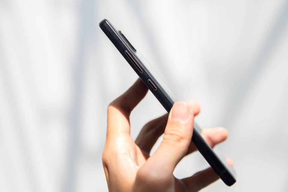 Khung viền của máy sử dụng chất liệu kim loại với những đường cắt vuông vức, khá mạnh mẽ.