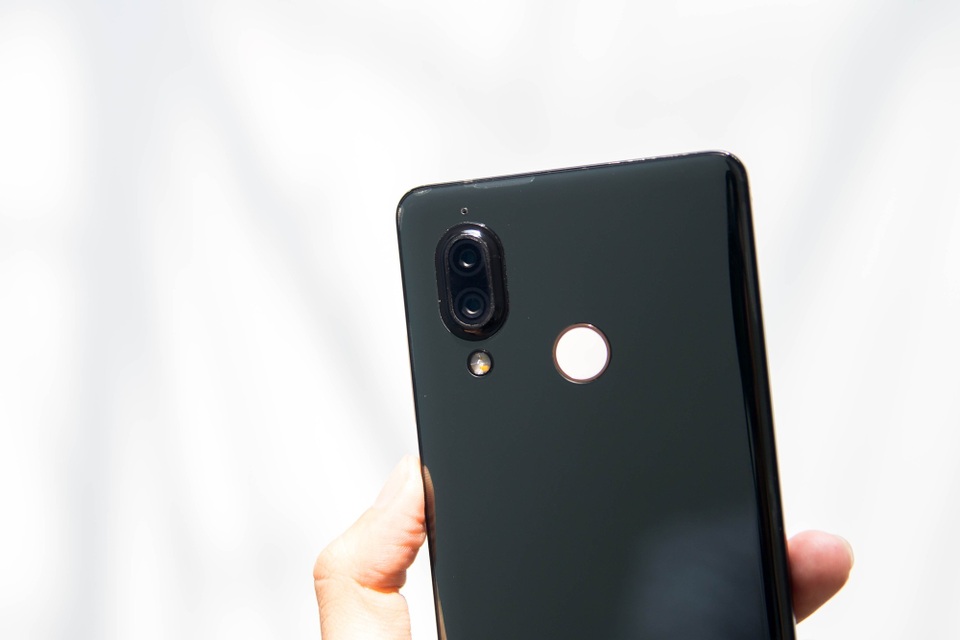 Máy có cảm biến vân tay ở đang ngang hàng với camera, tuy nhiên phiên bản thử nghiệm này vân tay không hoạt động. Nguồn tin này tiết lộ vân tay của máy sẽ có cùng màu sắc với lớp vỏ thay vì phiên bản thử nghiệm này.