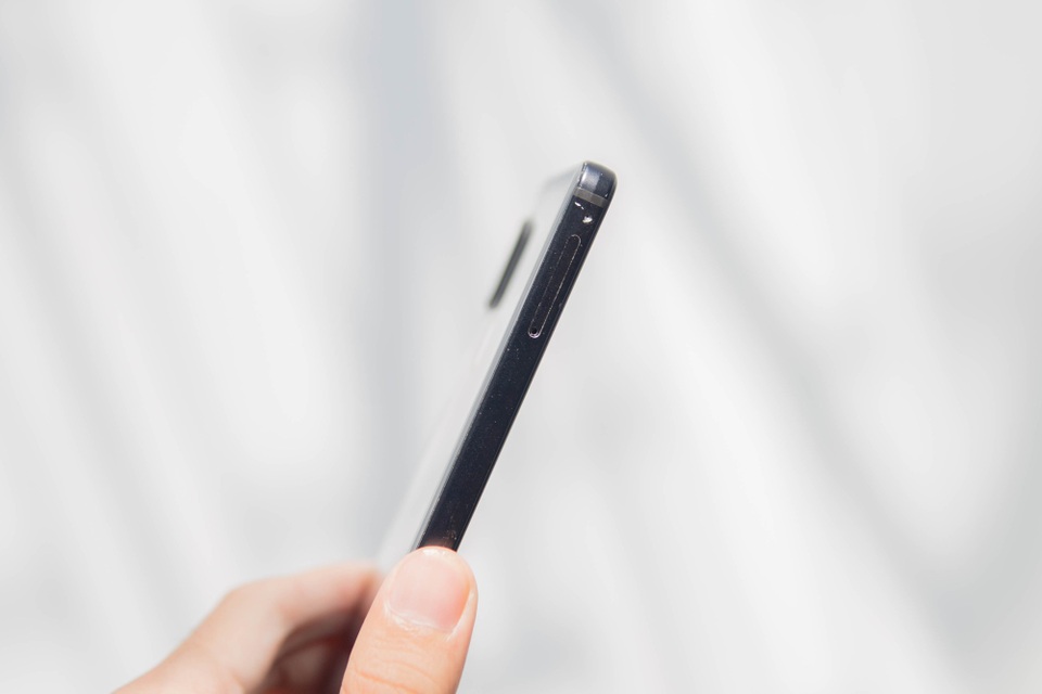 Về cấu hình, phiên bản này dung vi xử lý Snapdragon 630, RAM 4 GB và bộ nhớ trong 64 GB, hỗ trợ khe cắm thẻ nhớ rời.