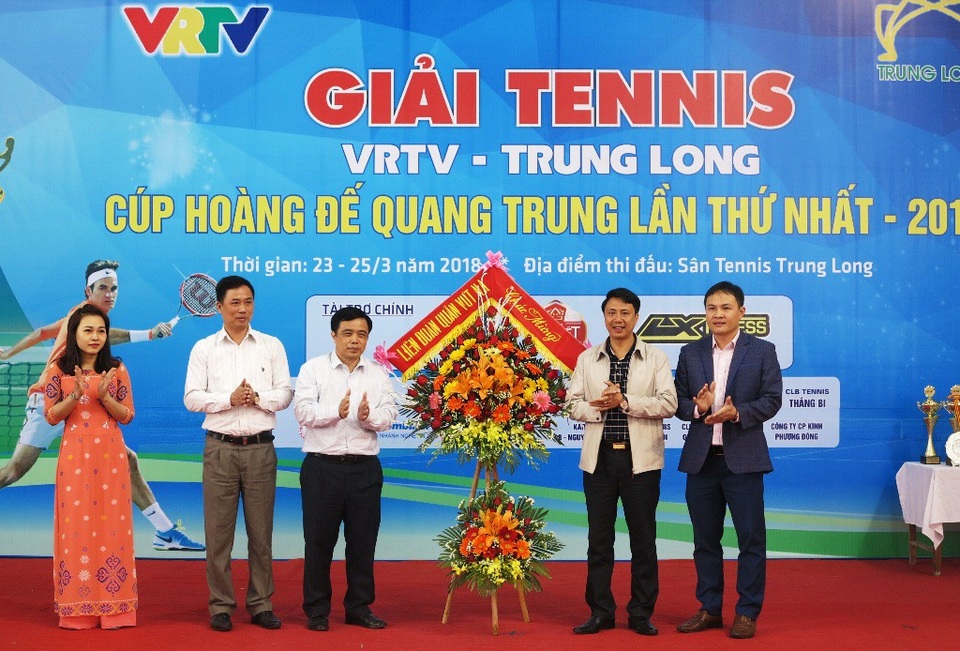 Hàng trăm tay vợt Nghệ Tĩnh tranh tài gay cấn tại cúp Hoàng đế Quang Trung - 1 Lãnh đạo tỉnh Nghệ An chúc mừng giải đấu mới được Liên đoàn quần vợt Nghệ An đưa vào giải đấu chính thức được tổ chức hàng năm.