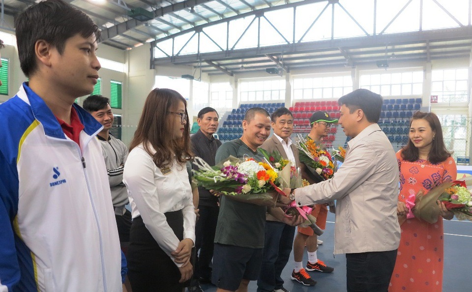 Hàng trăm tay vợt Nghệ Tĩnh tranh tài gay cấn tại cúp Hoàng đế Quang Trung - 2 Ban tổ chức tặng hoa cho các đội.