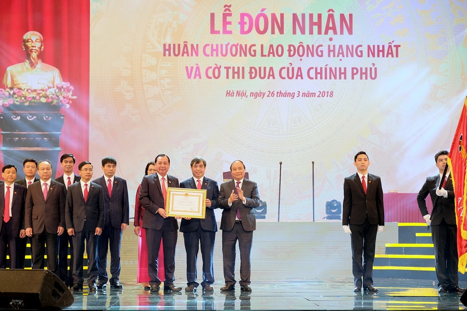 Thủ tướng: Không được để thiếu vốn phát triển nông nghiệp - 2
Thủ tướng trao tặng Huân chương Lao động hạng Nhất cho Agribank - Ảnh: VGP/Quang Hiếu