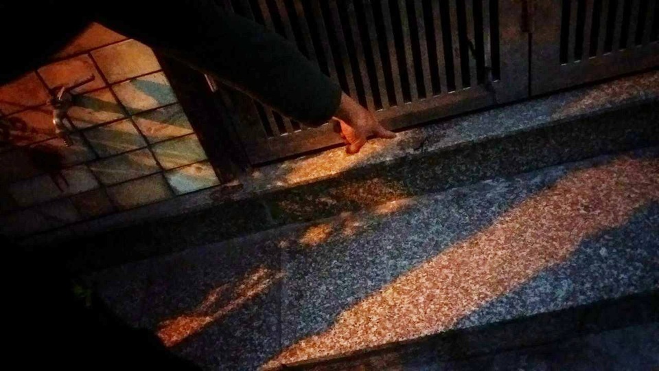 Hà Nội: Người vợ trẻ nghi bị chồng "cũ" tạt axit trước mặt con gái 8 tuổi - 4
Người dân chỉ những vết axit còn loang đầy trên nền đá trước cửa nhà chị Huyền.