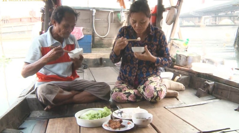 Nỗi ám ảnh của người đàn ông 40 năm vớt xác trên sông Sài Gòn - 1 Ông Chúc bà Hinh và bữa cơm đạm bạc trên chiếc ghe nhỏ.