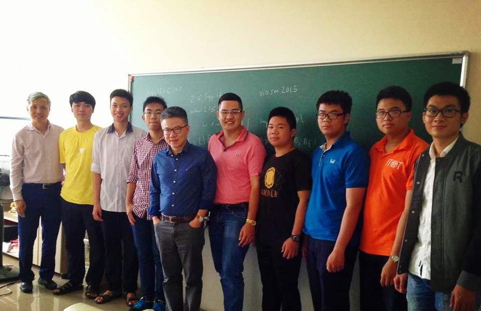 Chàng trai Nam Định chinh phục cùng lúc 12 trường Đại học hàng đầu Mỹ - 2 Tài (áo hồng) gặp gỡ GS. Ngô Bảo Châu và CLB Toán học Nuôi dưỡng nhân tài.