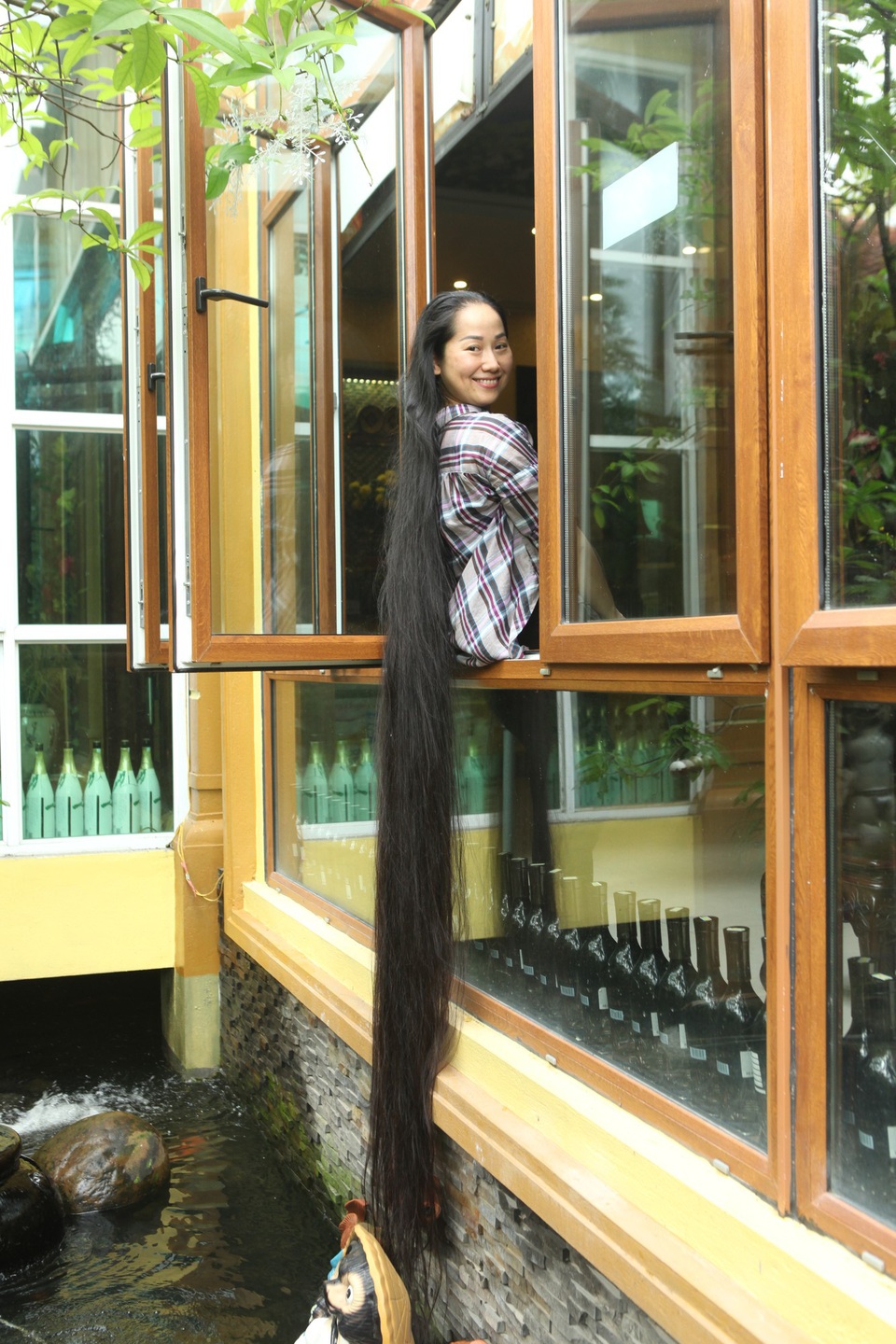 Chuyện chưa kể về người phụ nữ có mái tóc dài nhất Việt Nam - 1 Chị Lan không cắt tóc từ năm 20 tuổi, hiện tại tóc chị đã dài 2,4m