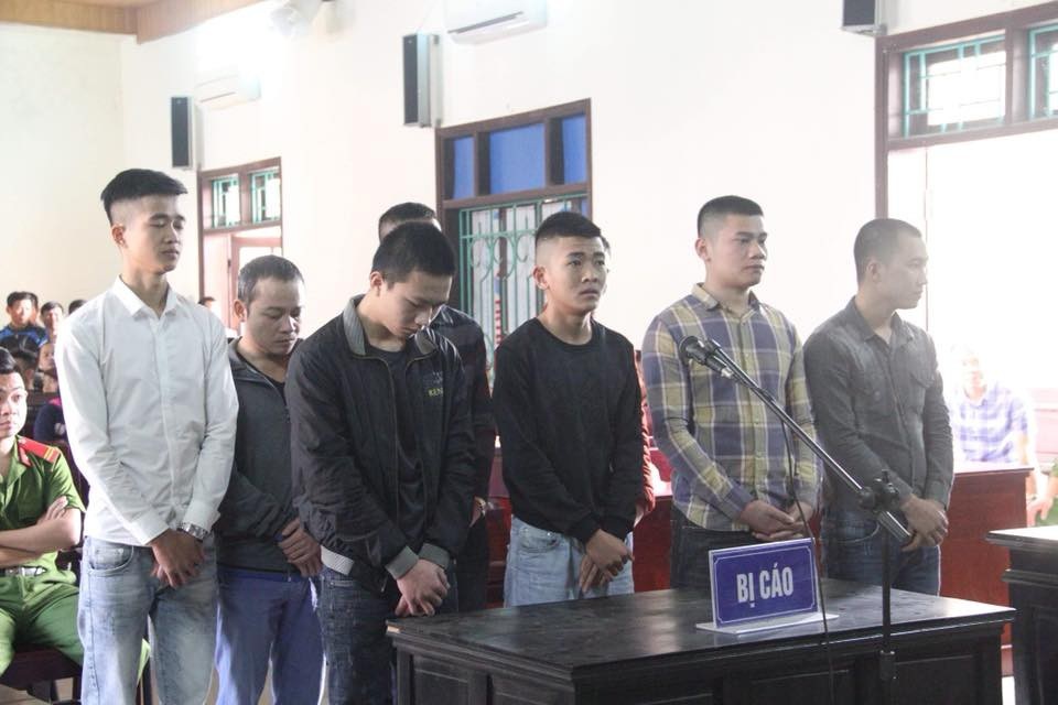 Đi giải quyết mâu thuẫn cho em gái, anh trai và 7 đối tượng lãnh án - 1 Các bị cáo trước bục khai báo