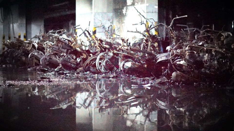 Trao đổi với Dân trí, luật sư Trương Anh Tuấn - Trưởng Ban Pháp chế Hiệp hội bất động sản Việt Nam cho rằng hậu quả của đám cháy tại chung cư Carina Plaza là rất nghiêm trọng. Việc xác định được ai sẽ phải là người chịu trách nhiệm đối với các thiệt hại sẽ căn cứ vào kết luận điều tra của cơ quan chức năng