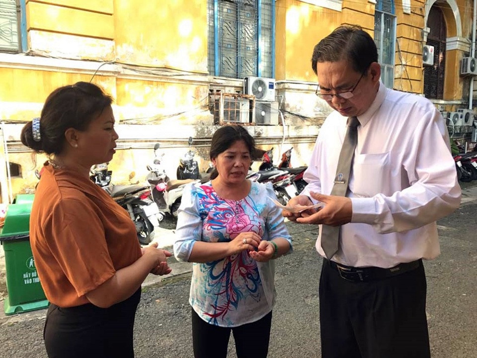 Nạn nhân vụ mất trộm tố công an tráo kim cương - 2 Bà Châu (giữa) tố công an tráo kim cương của bà.