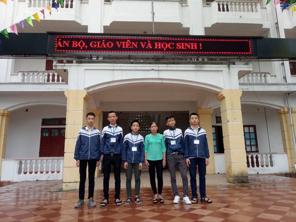 5 nam sinh đến UBND xã bàn giao gần 15 triệu đồng nhặt được - 1 5 học sinh cùng người đánh rơi tiền tại buổi tuyên dương của Trường PTTH Cẩm Xuyên.