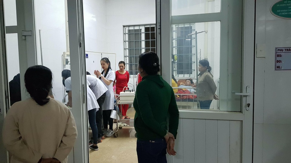 Xuống hồ bắt cá, 3 học sinh gặp nạn - 1 Hai học sinh đang được cấp cứu tại bệnh viện