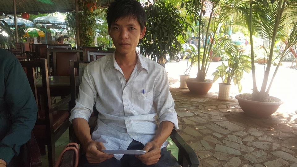 Hiệu trưởng liên tiếp bị tố lừa tiền giáo viên vào biên chế - 1 Anh Chu Lý Thuần ròng rã nhiều tháng trời đi đòi tiền những không được trả