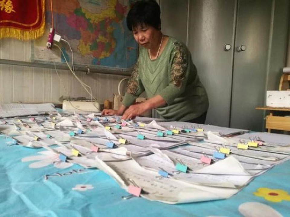 Hàng ngày, bà ghi chép cẩn thận thông tin của từng người để ghép đôi cho phù hợp